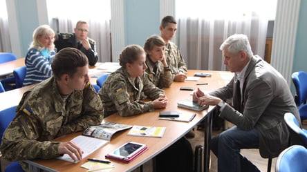 Військовим необхідна психологічна підтримка — яких фахівців бракує в полку "Азов" - 290x160