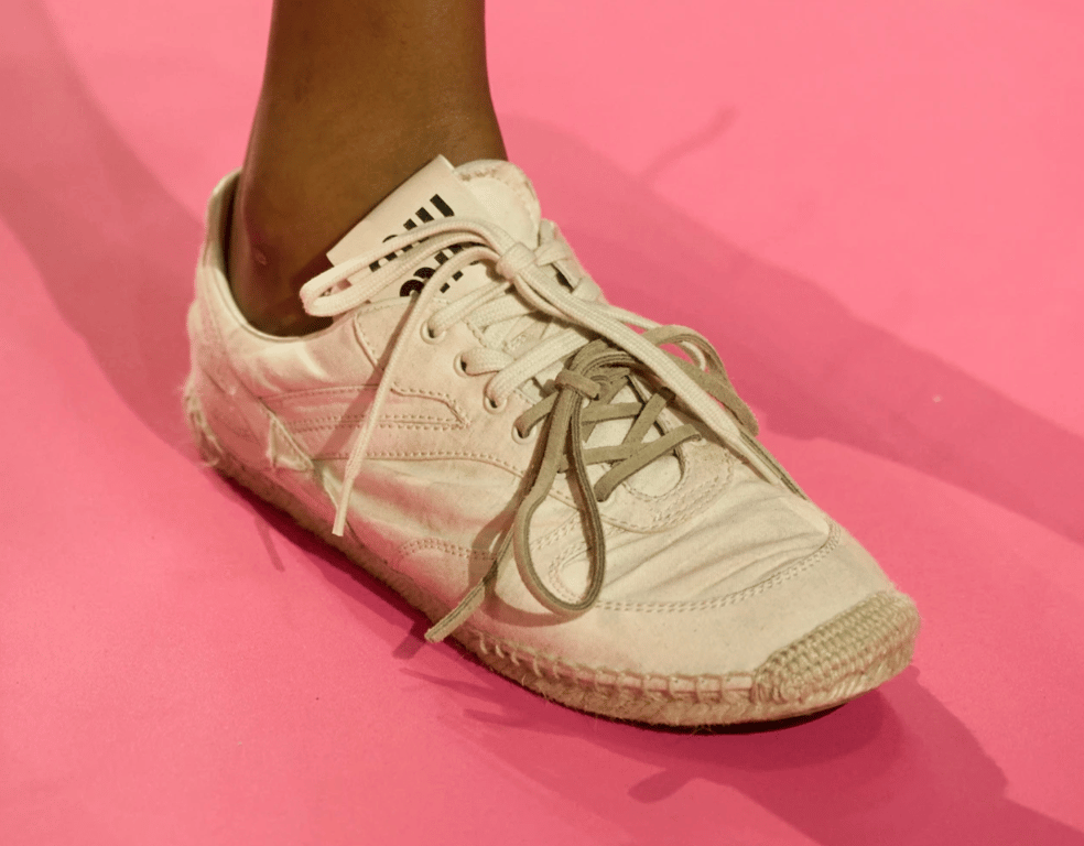 Зараз в моді взуття з дефектами