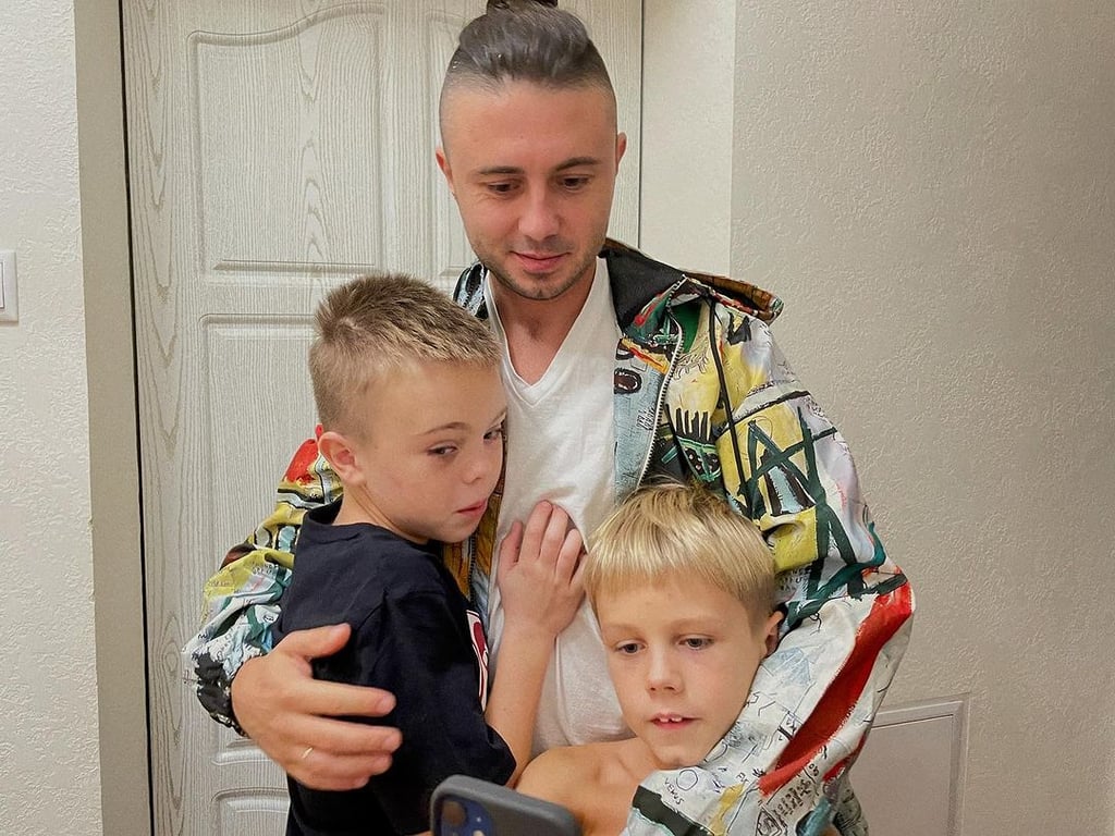 Співак Тарас Тополя з синами. Фото: instagram.com/alyoshasinger/