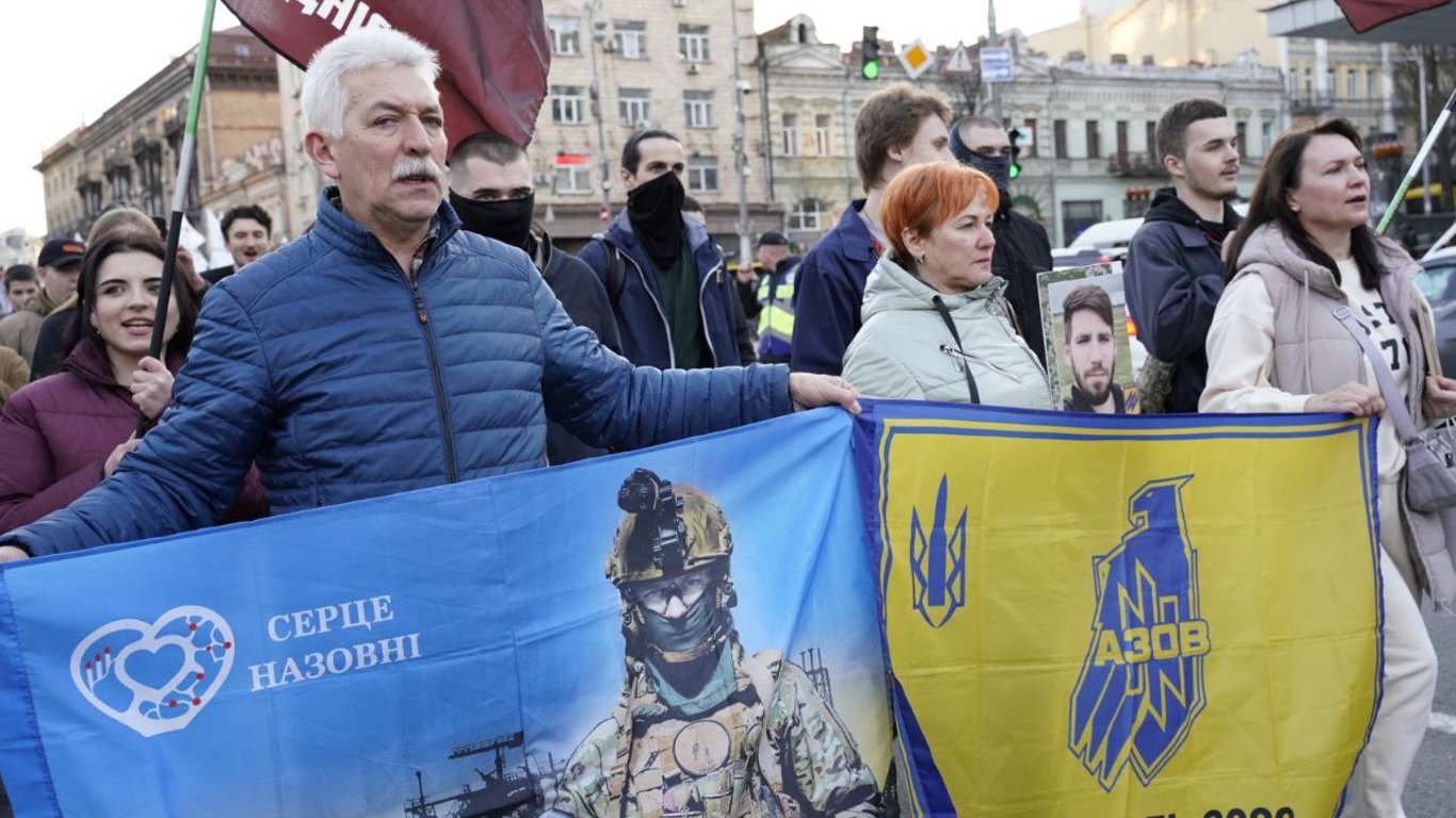 У Києві пройшов марш до Дня добровольця — фото