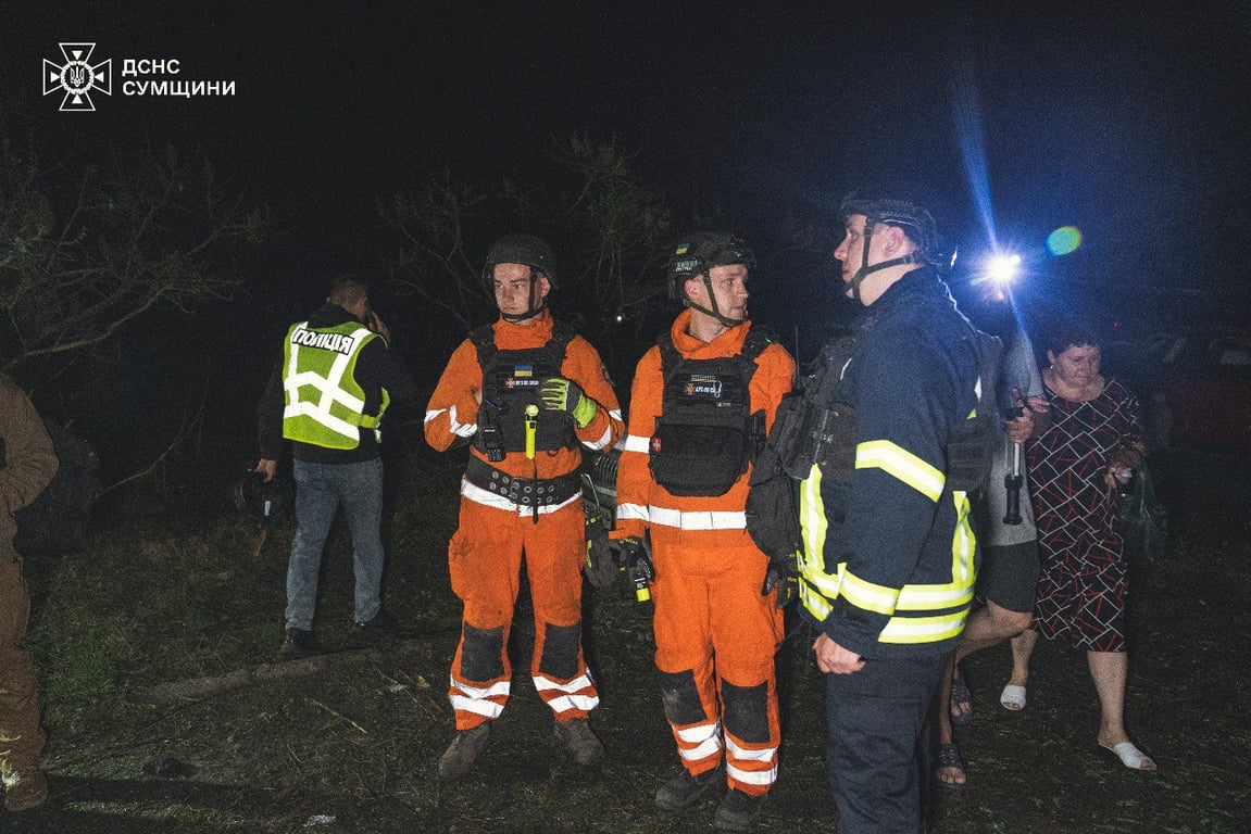 Поліція та ДСНС на місці удару ворожого КАБу у Сумах 21 липня