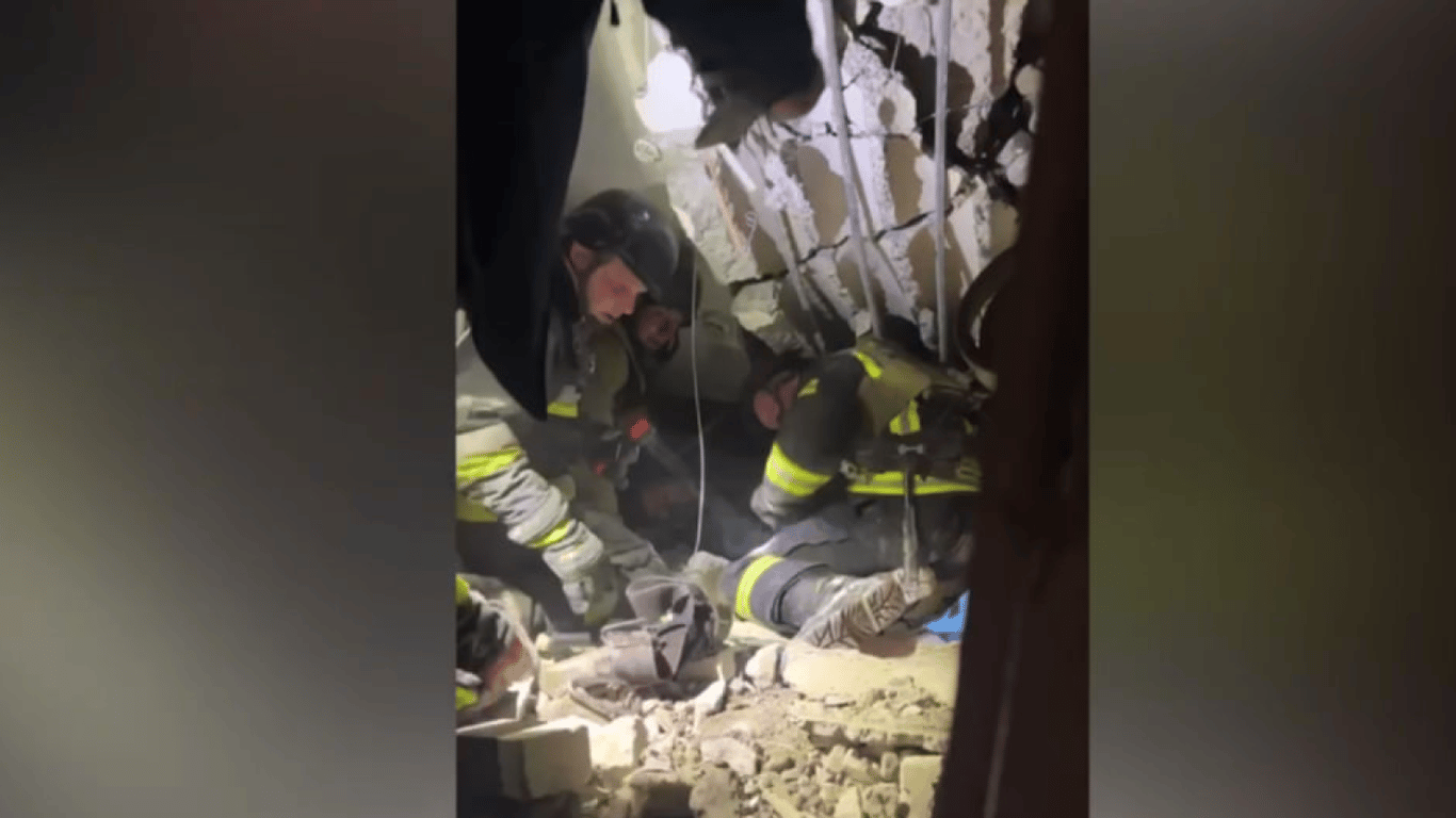 У МВС показали порятунок людини з-під завалів у Чернігові