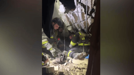 В МВД показали спасение человека из-под завалов в Чернигове - 285x160
