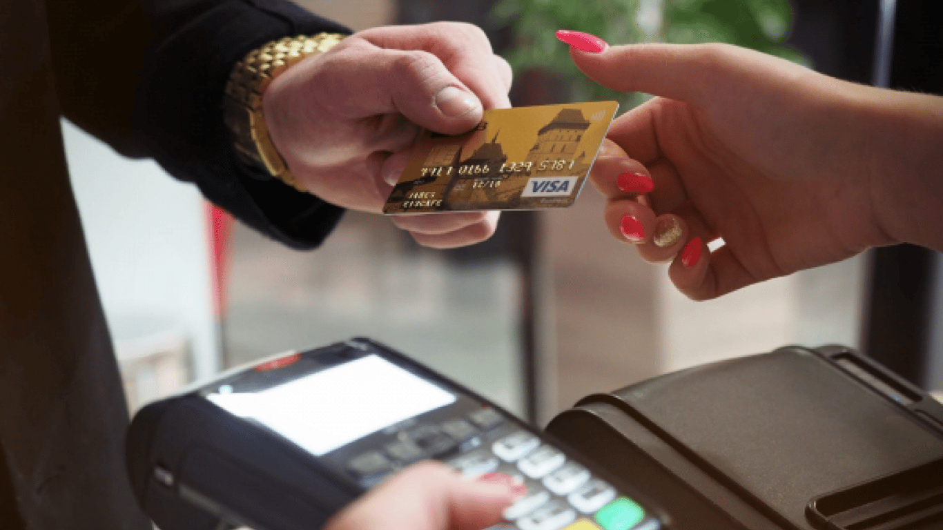 Банк блокує картки ухилянтів від мобілізації — юристка відповіла
