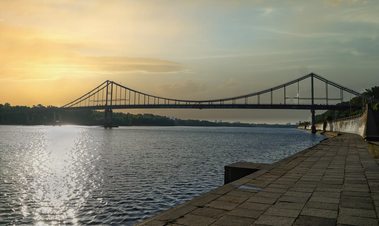 Пішохідний міст у Києві - фото