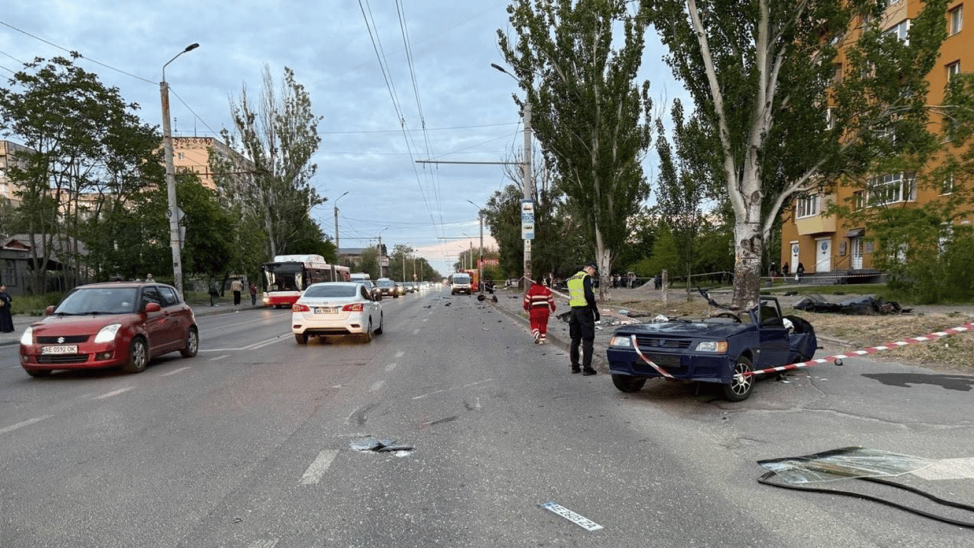 Трагічна ДТП у Дніпрі: водій врізався в зупинку, одна людина загинула