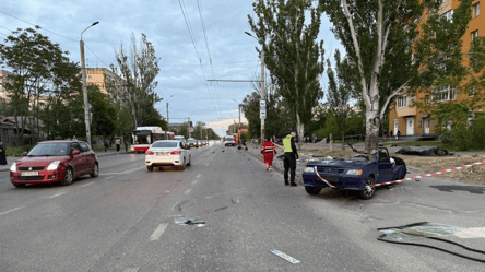 Трагическое ДТП в Днепре: водитель врезался в остановку, один человек погиб - 304x171