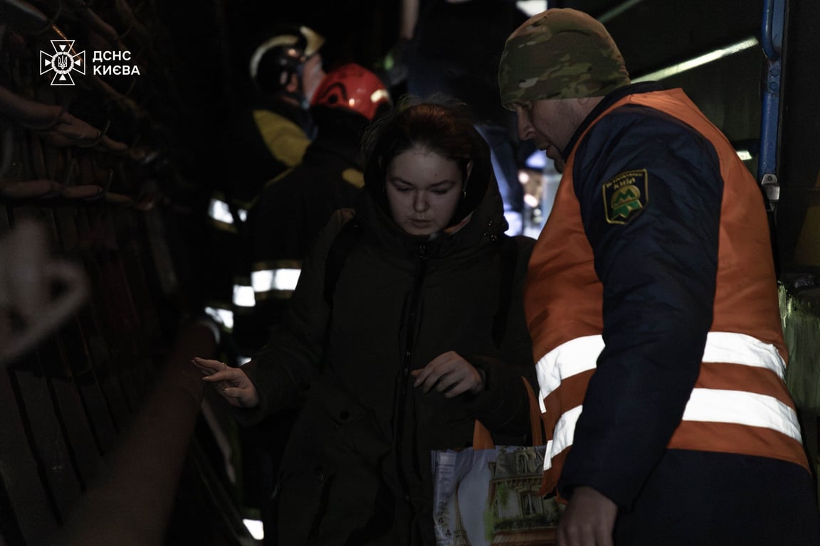 У Києві під час зупинки потягів  з метро вивели понад 500 людей - фото 4