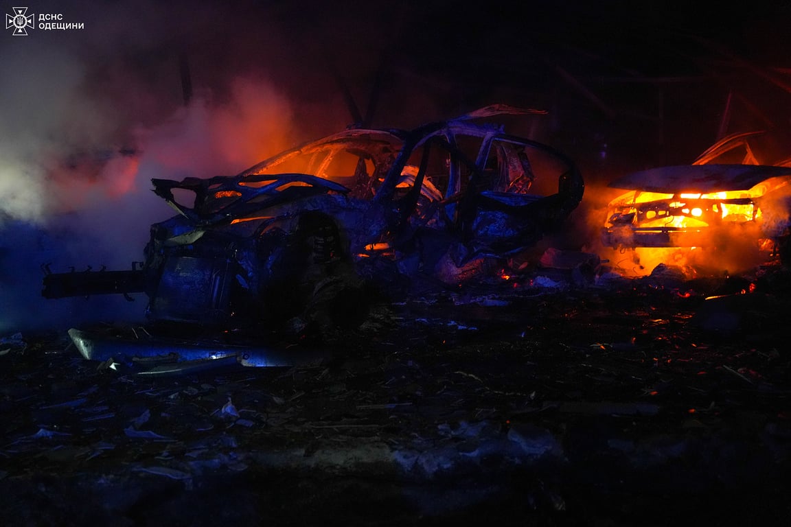 Горіли автівки — рятувальники показали перші кадри обстрілу Одеси - фото 5