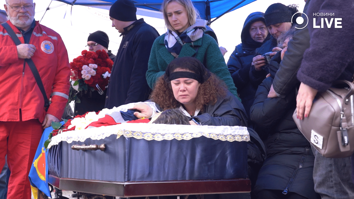 Прикрыл собой пациента — Одесса простилась с фельдшером, погибшим от российской ракеты - 250x140