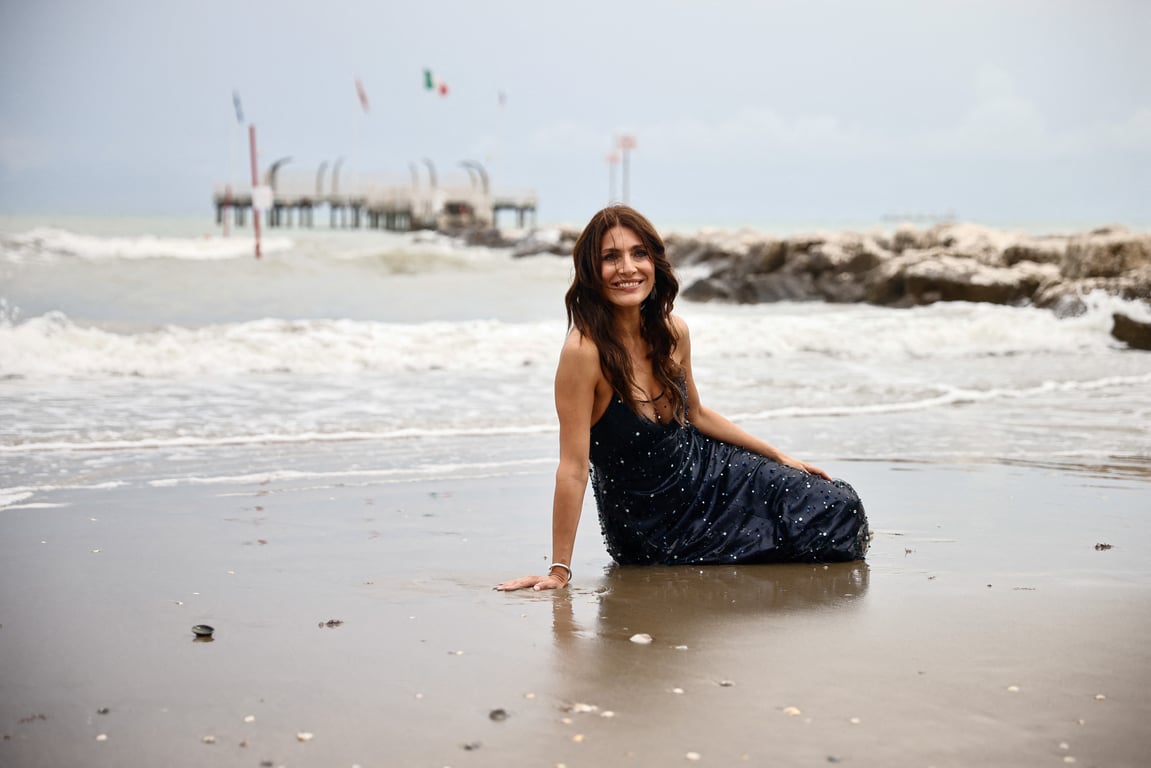 "Девушка Бонда" устроила фотосессию в море на открытии Венецианского кинофестиваля - фото 2