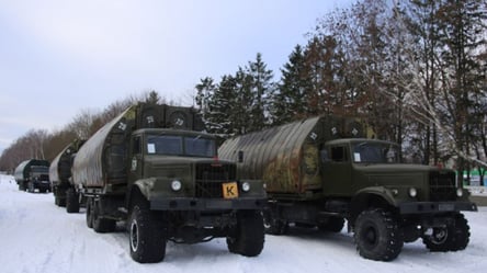БТРи, камази та вагони з особовим складом: за день до Білорусі прибуло ще три ешелони з російською технікою - 285x160