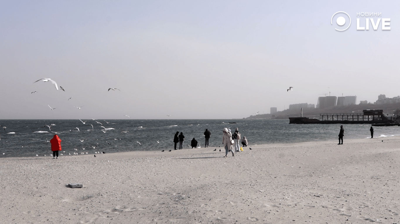 Люди на пляжі Одеси