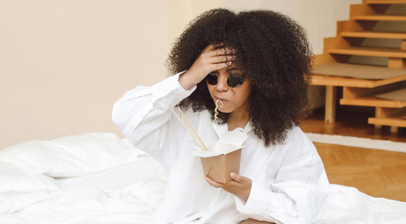 Девушка ест еду быстрого приготовления