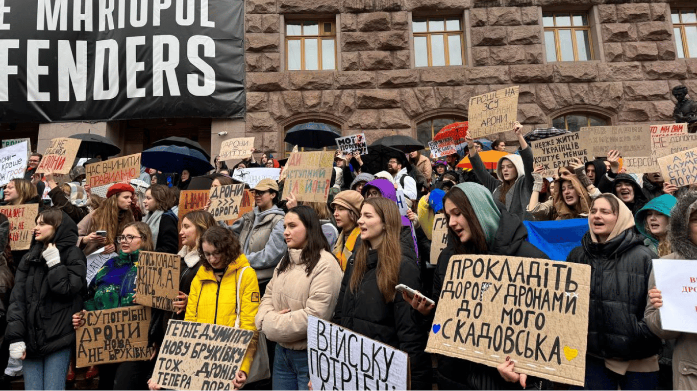 ЗСУ потрібні дрони — у Києві, Харкові і Львові мітинги проти скандальних закупівель