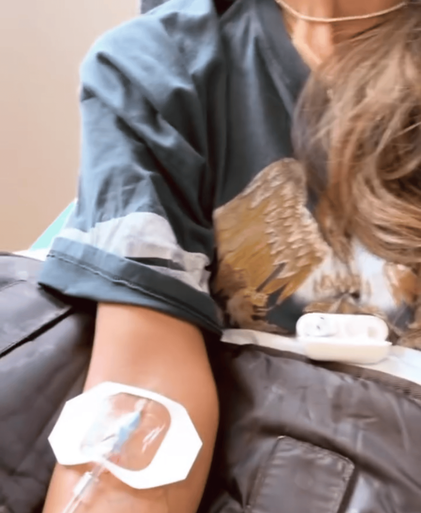 Джессіка Альба показалася під крапельницею - фото