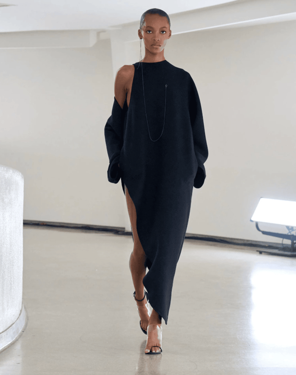 Стильну чорну сукню можна обрати для будь-якої події