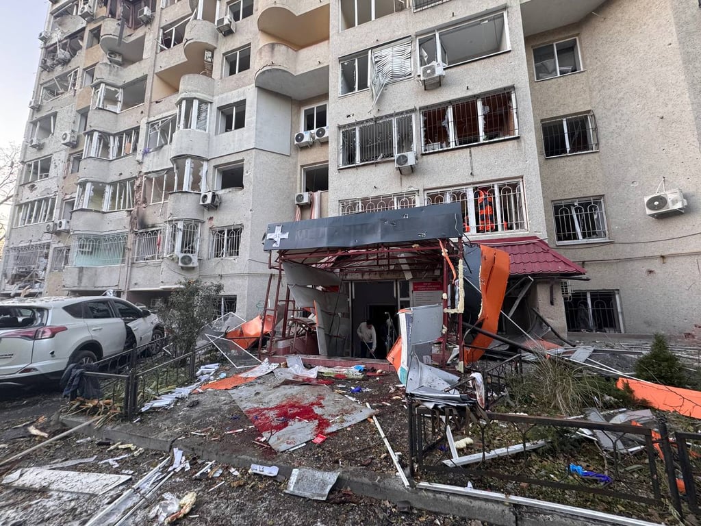 Розбитий будинок після балістичного удару по Одесі 18 листопада. Фото: Олег Кіпер 