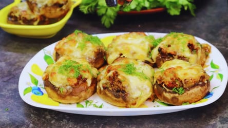 Фаршированные шампиньоны — беспроигрышный рецепт закуски с 2000-х - 285x160