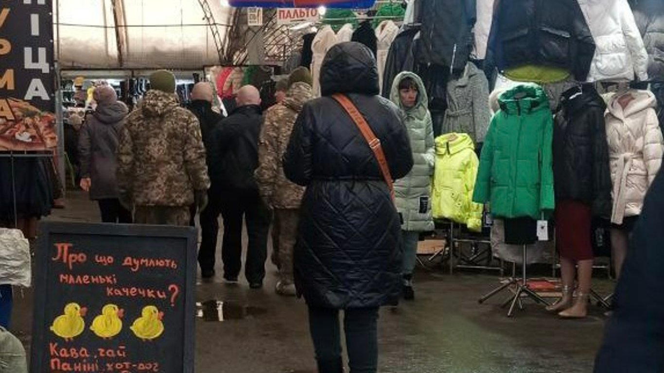 Работники ТЦК провели рейд на один из крупнейших рынков Киева