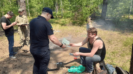 В Киеве вручили повестки любителям шашлыков в лесу - 285x160