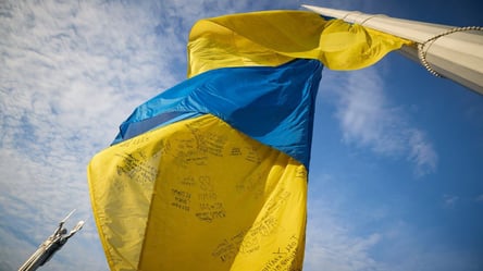 У Києві урочисто підняли незвичайний державний прапор України - 285x160
