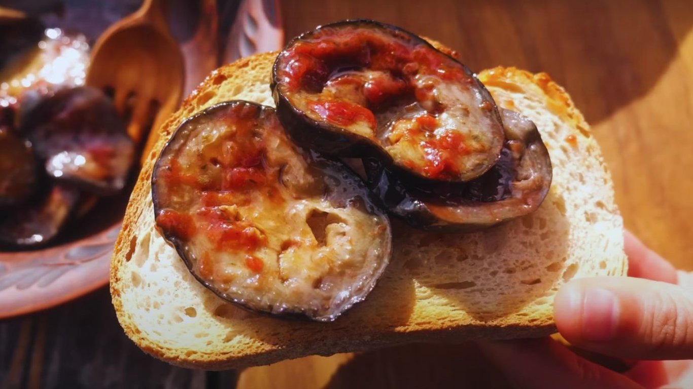 Баклажани на зиму з кетчупом — відео рецепт