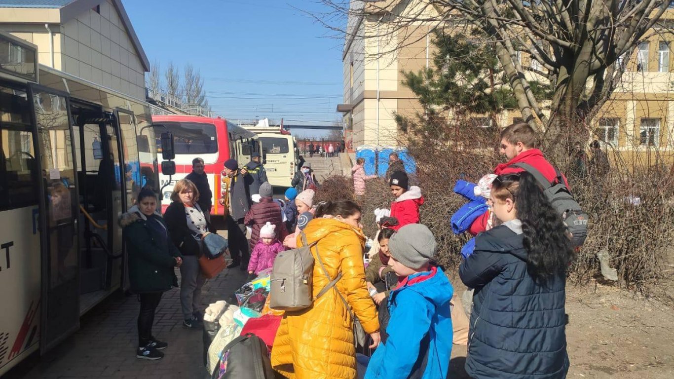 Полиция показала, как вывозила женщин и детей из прифронтовой Авдеевки
