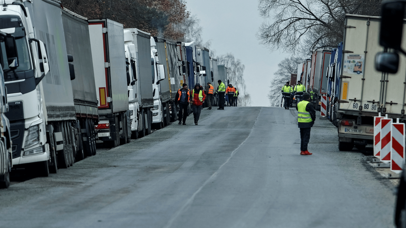 На пункті пропуску "Рава-Руська" черга вантажівок розтягнулася на понад 53 км