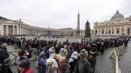 Понад 100 тисяч католиків прийшли попрощатися з Папою Бенедиктом XVI - 285x160
