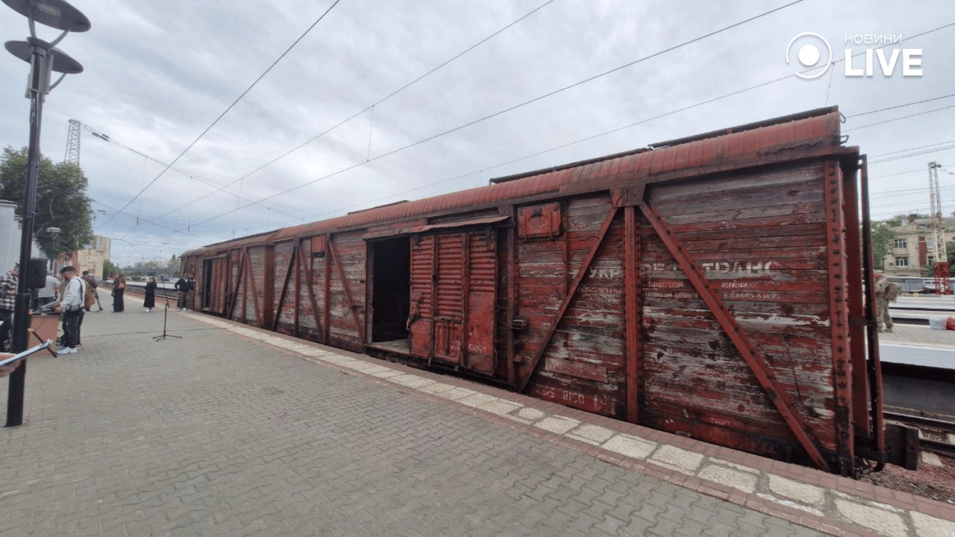 На Одеському вокзалі відзначили 80-ті роковини депортації кримських татар мистецьким перформансом.