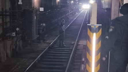 У Києві через людину на колії рух поїздів метро зупинено - 285x160