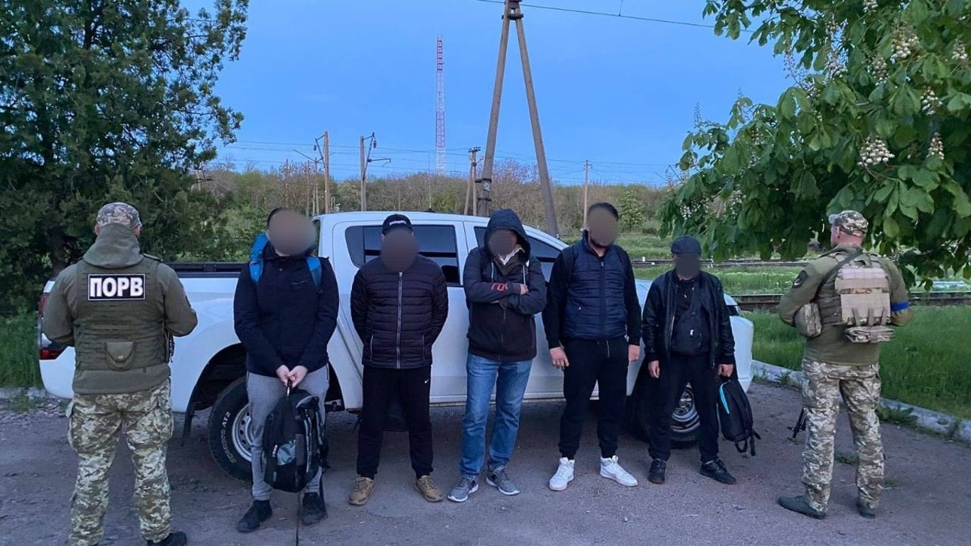 Шли по "проверенному" маршруту: в Одесской области задержали пятерых беглецов за границу
