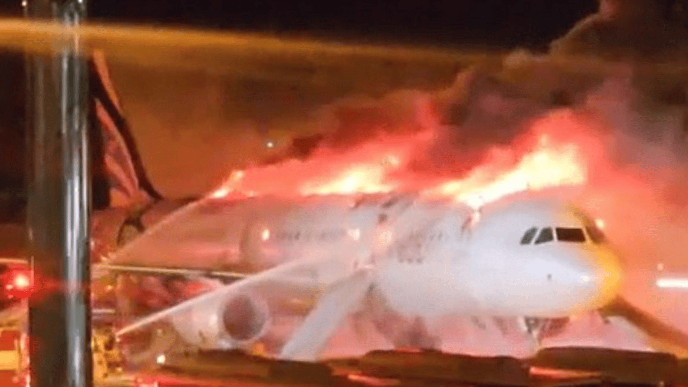 Air Busan plane crash in South Korea on January 28 — video