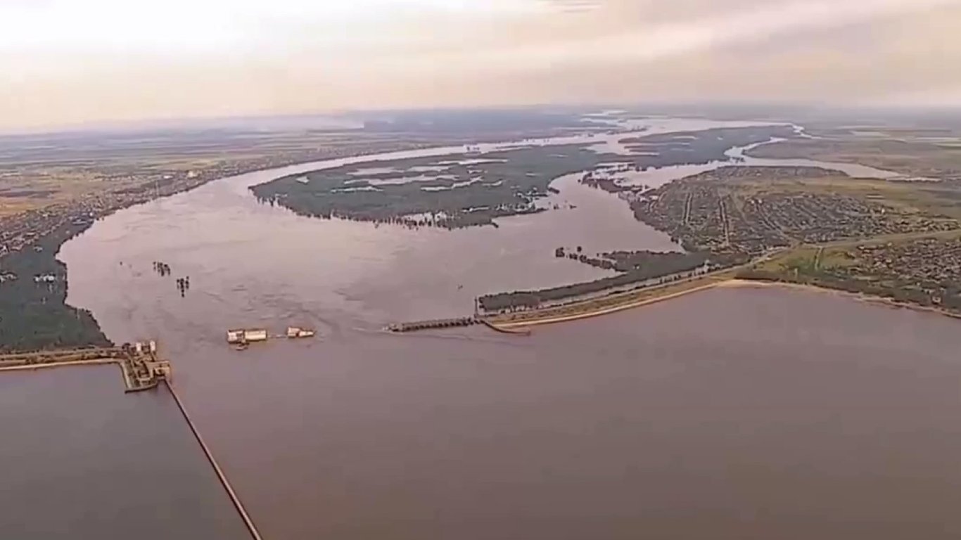 Який вигляд мають Каховська ГЕС і підтоплені береги Дніпра: свіже відео від ДПСУ