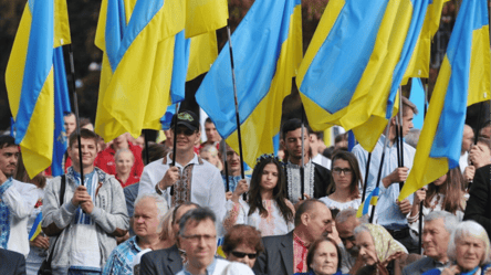 Скільки людей вважають українську мову рідною — опитування - 290x160