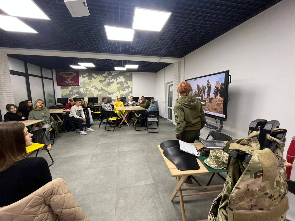 школярів на Львівщині закликали вступати на військові спеціальності