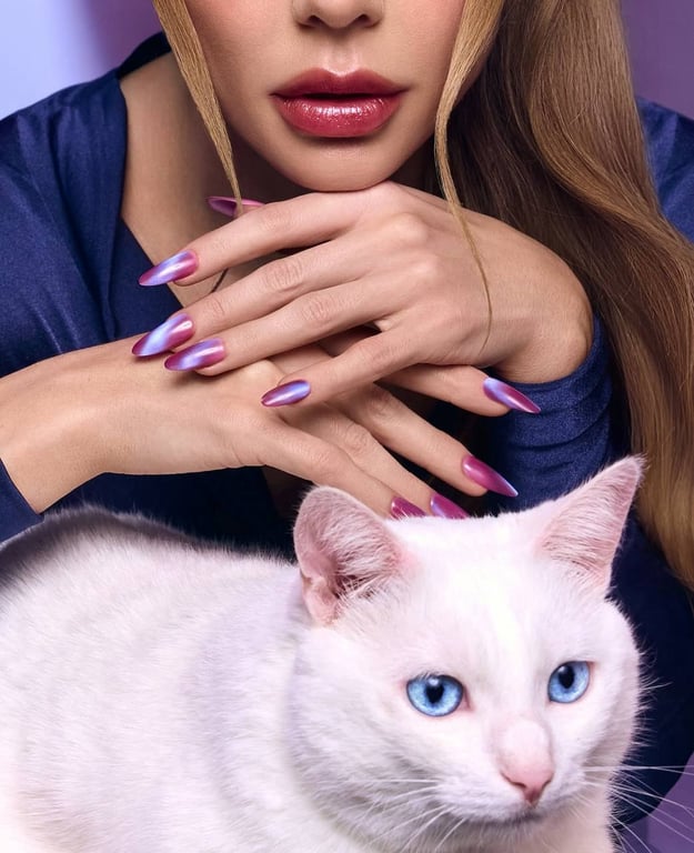 Тіна Кароль показала стильний манікюр