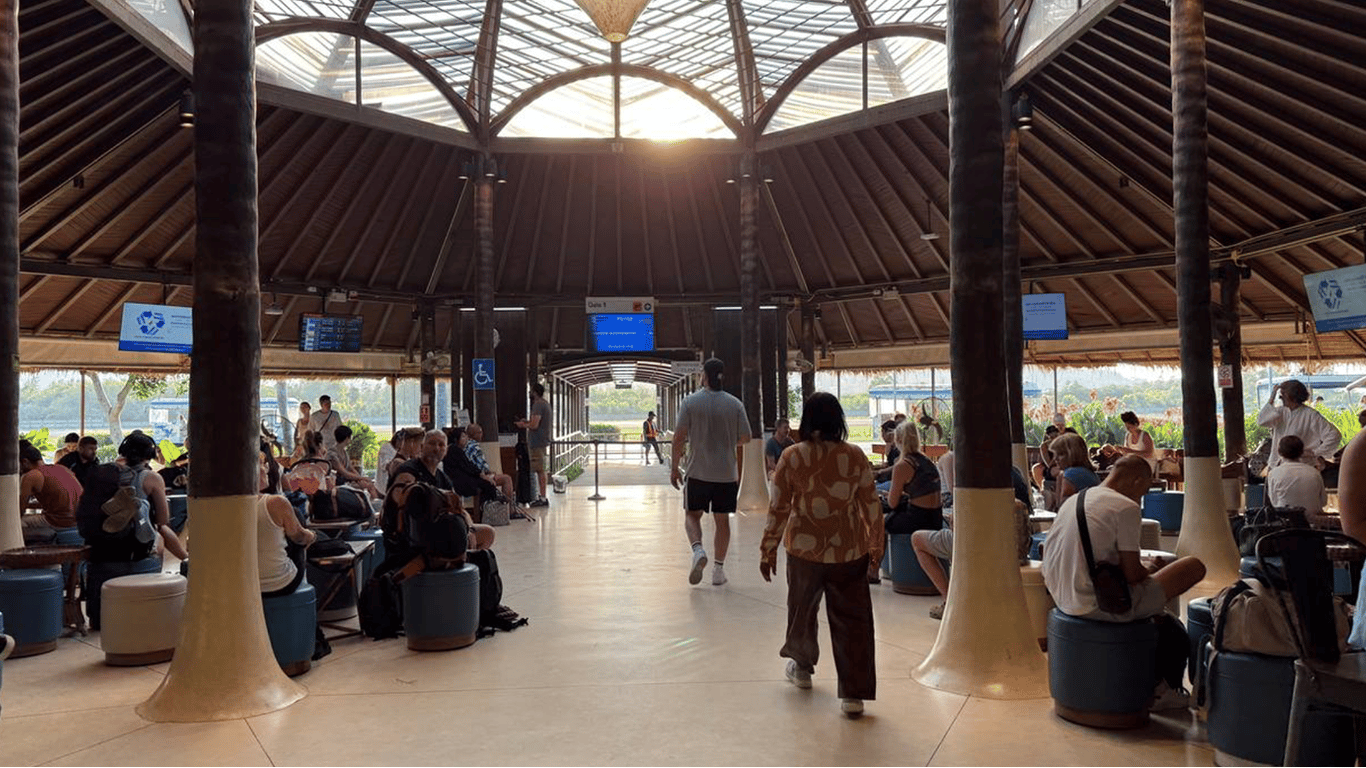 Путешествие самолетом: как правильно упаковать косметику, чтобы избежать проблем в аэропорту