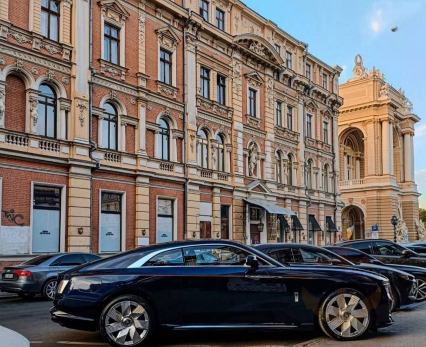 Авто за пів мільйона доларів — у центрі Одеси помітили Rolls-Royce - фото 1