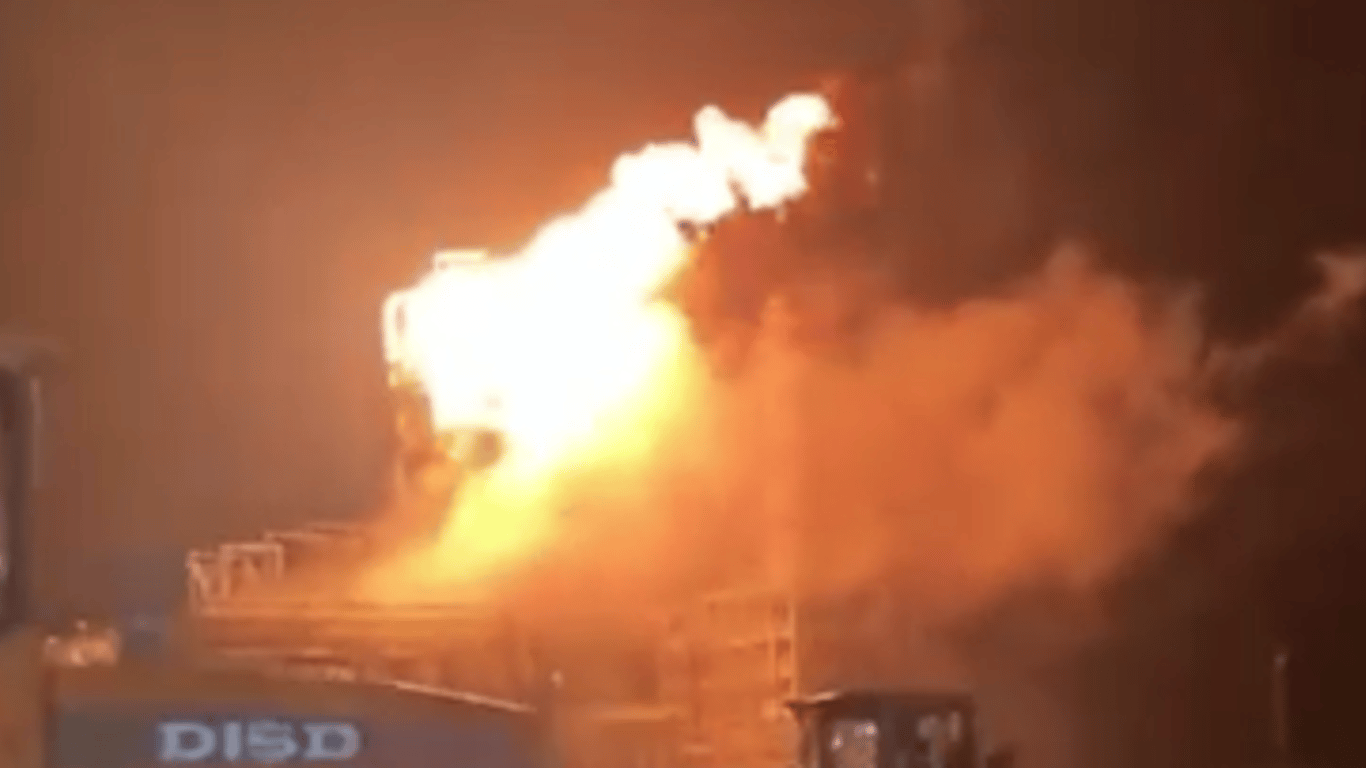 Пожар в Краснодарском крае горит Ильский нефтеперерабатывающий завод