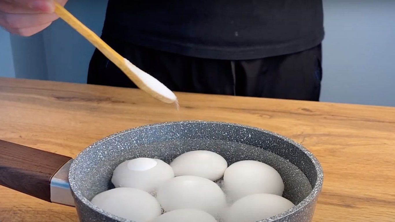 як пофарбувати яйця куркумою та каркаде 