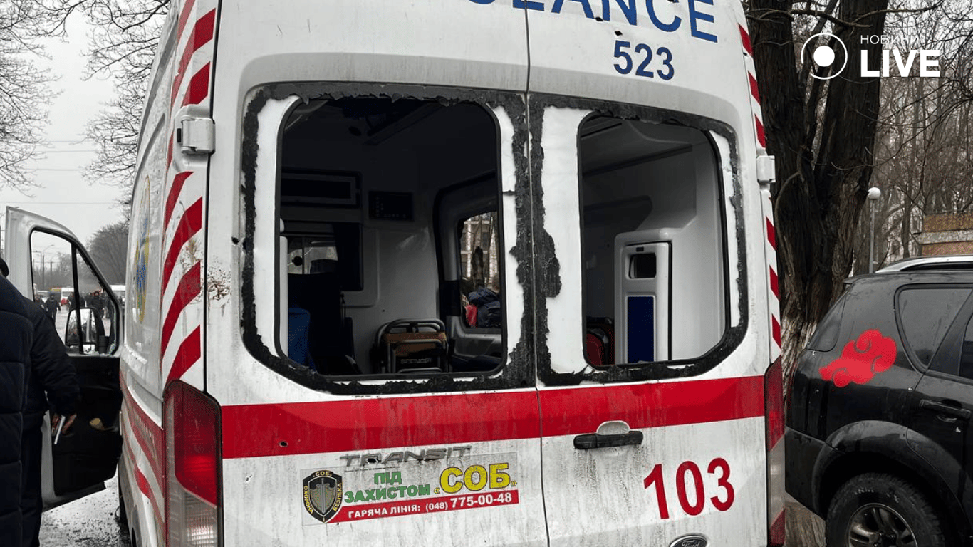 Пошкоджена автівка швидкої допомоги