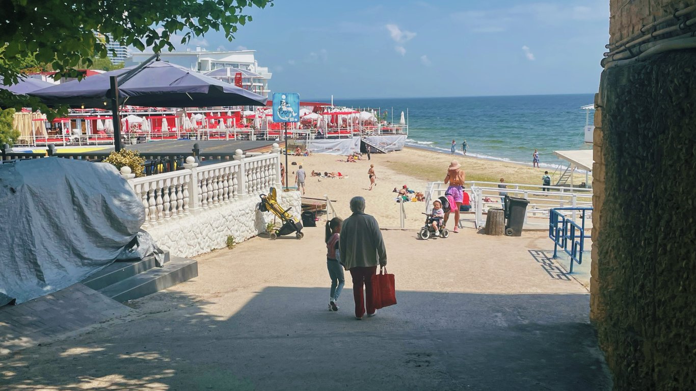 Люди біля узбережжя