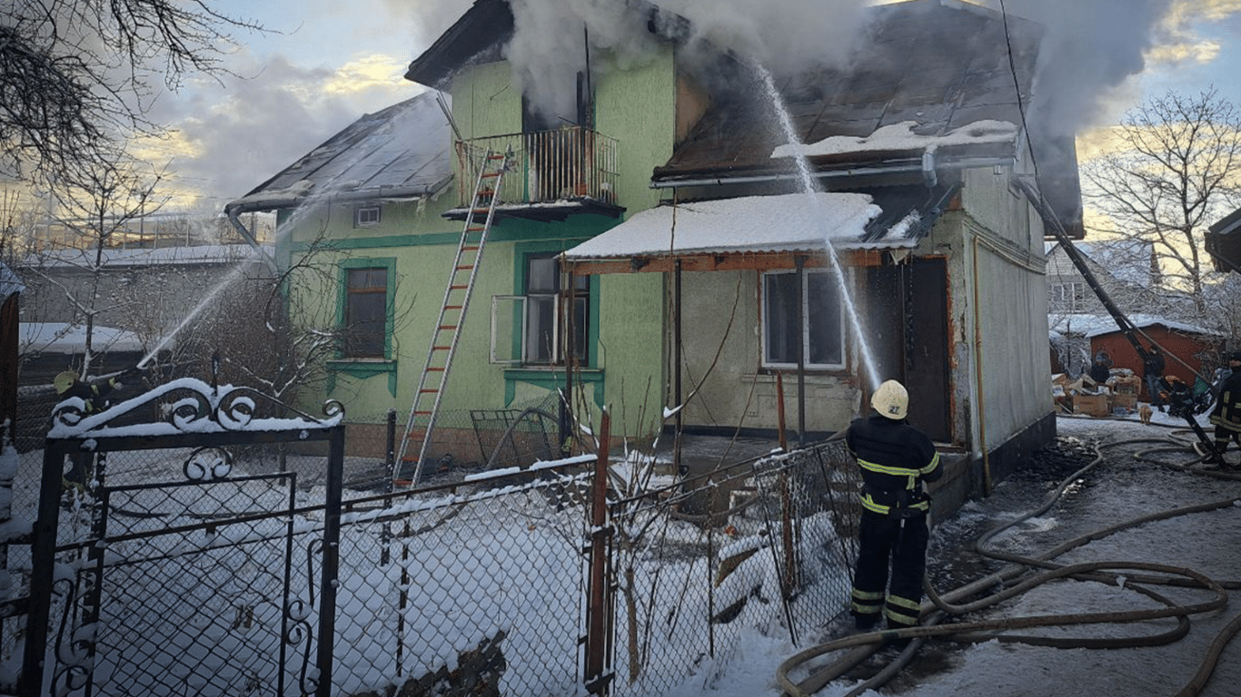 Во Львовской области загорелся жилой дом — погибли дедушка и его внучка