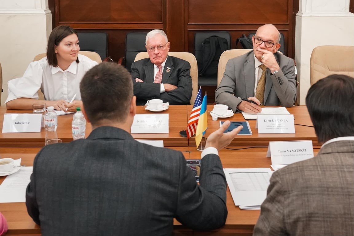 Кіт Келлог прибув до України та відвідав Одеський порт - фото 1