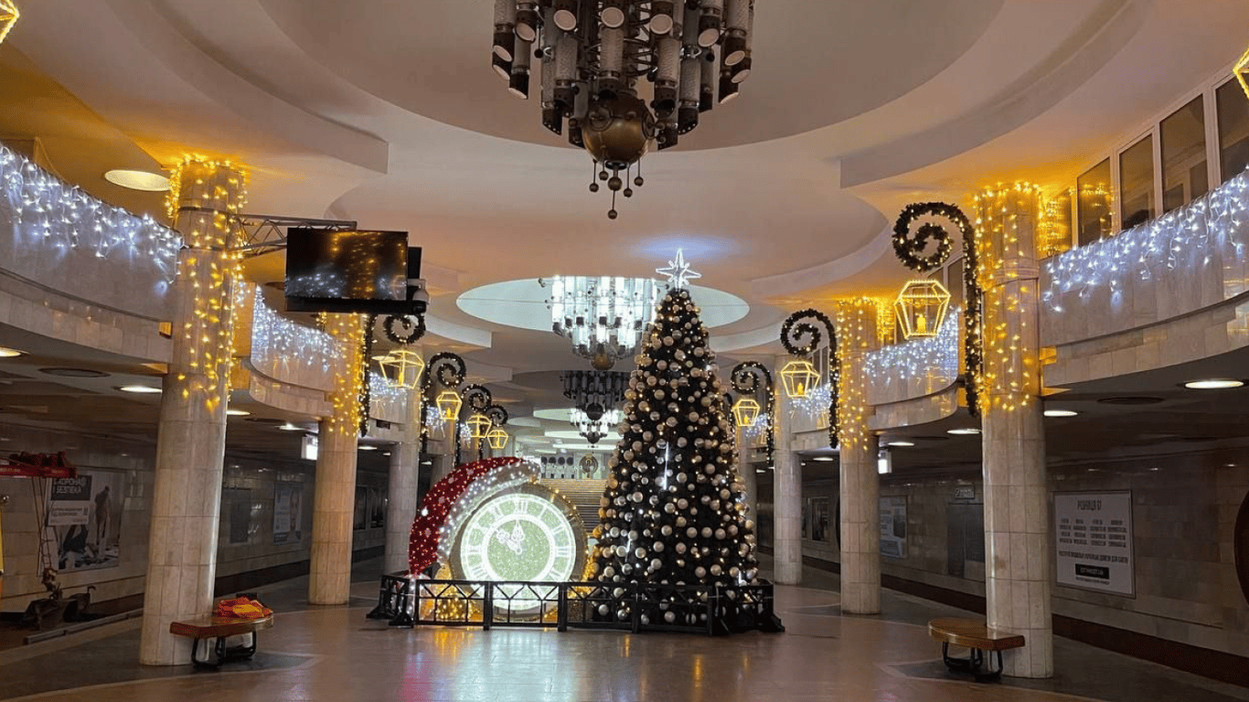 Станцию метро "Университет" в Харькове полностью украсили к новогодним праздникам