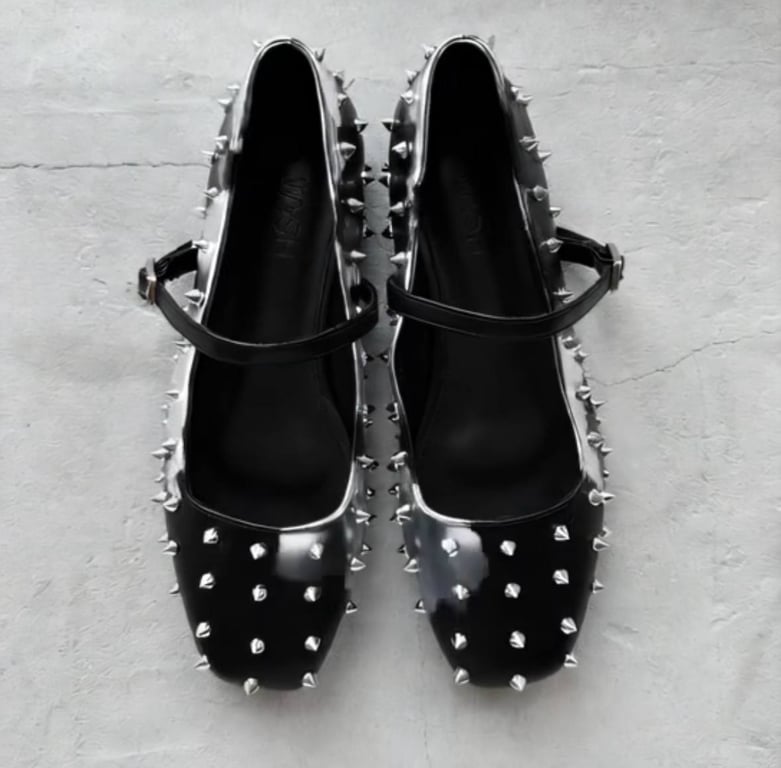 Shoes with rivets have a special look
