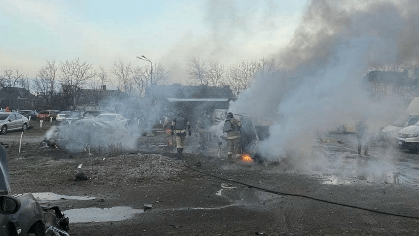 Ехал на пылающей машине — киевлянин спас припаркованные авто во время ракетной атаки