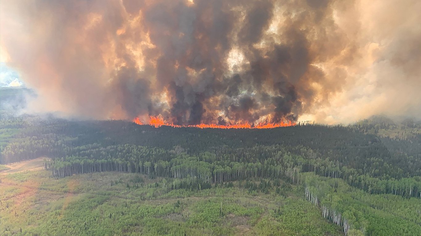 У Канаді знову спалахнули лісові пожежі